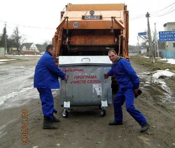 На Волині програма «Чисте село» відновила роботу: у селах встановлюють смітники. ФОТО*